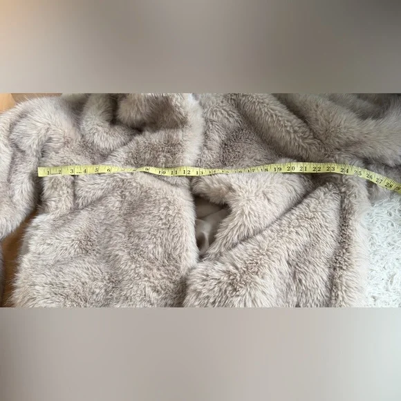 Aritzia Cortina Coat - Arctic Faux Fur - Picture 5 of 9